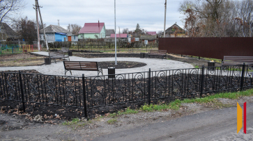 В лискинском поселке Давыдовка общественники обустроили зону отдыха рядом с детской площадкой