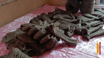 Волонтеры из таловского поселка Майский связали для бойцов СВО носки