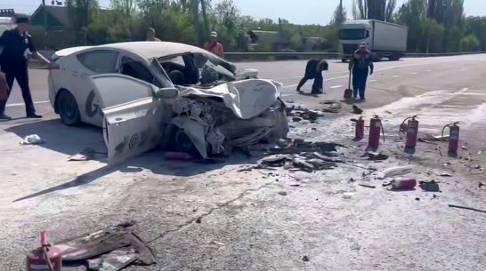 Появилось видео с места жуткого смертельного ДТП с такси и грузовиком под Воронежем