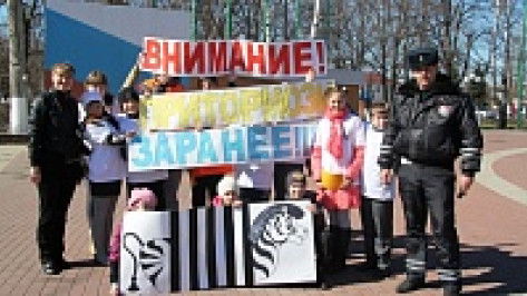 Аннинские школьники провели на дорогах поселка акцию «Притормози»