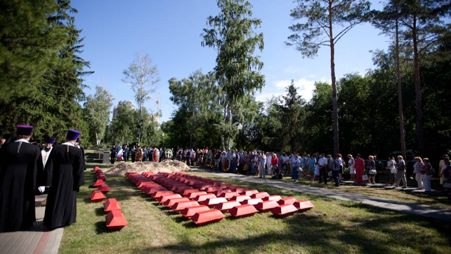 На Памятнике Славы в Воронеже сегодня перезахоронили останки 80 солдат, погибших в годы Великой Отечественной войны