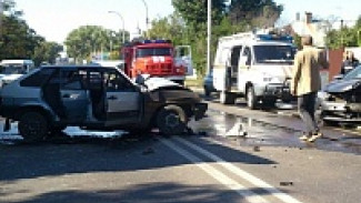 В Воронеже «ВАЗ» и Toyota перегородили улицу Брусилова