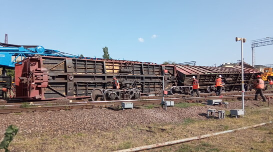 Два вагона с зерном и соей сошли с рельсов и перевернулись в Воронежской области