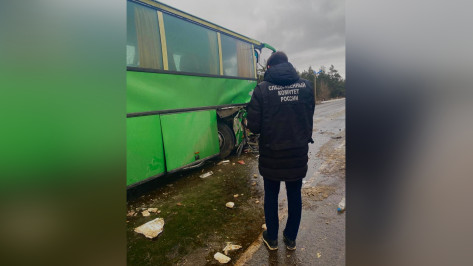 СК проверит обстоятельства столкновения автобуса с военным тягачом в Воронежской области