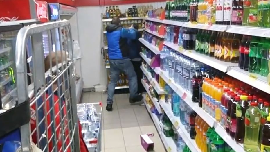 Воронежец снял на видео потасовку с сотрудниками супермаркета