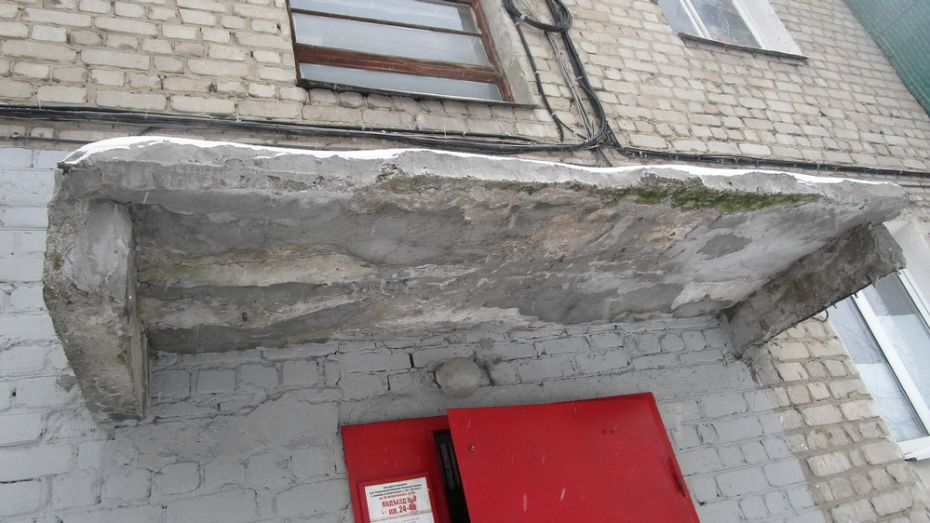 Жильцы пятиэтажки в центре Воронежа пожаловались на опасный козырек подъезда