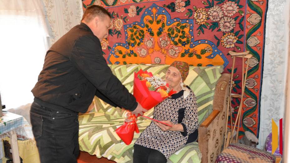В богучарском селе Липчанка ветерана труда поздравили с 90-летием