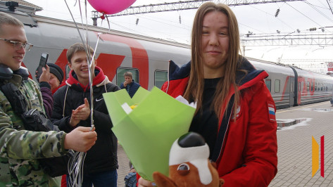 В Бобров после соревнований в Китае вернулась чемпионка мира по гиревому спорту Виктория Воропаева