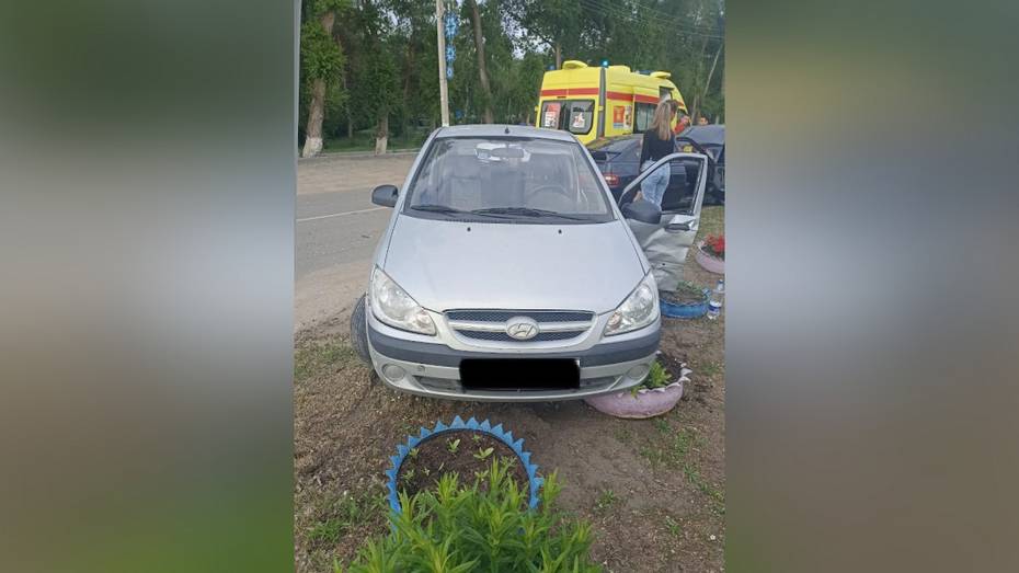 В Павловске 87-летний пенсионер на Hyundai врезался в ВАЗ-2112