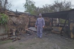 Офицер Росгвардии спас мать с 5 детьми при пожаре в Таловском районе