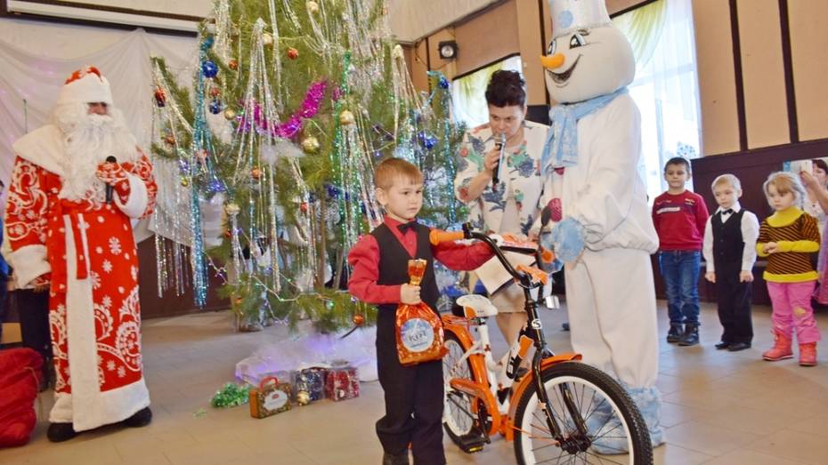 В Грибановке 39 детей из малообеспеченных и многодетных семей получили рождественские подарки