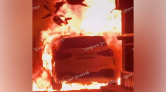 В центре Воронежа сгорел BMW: видео