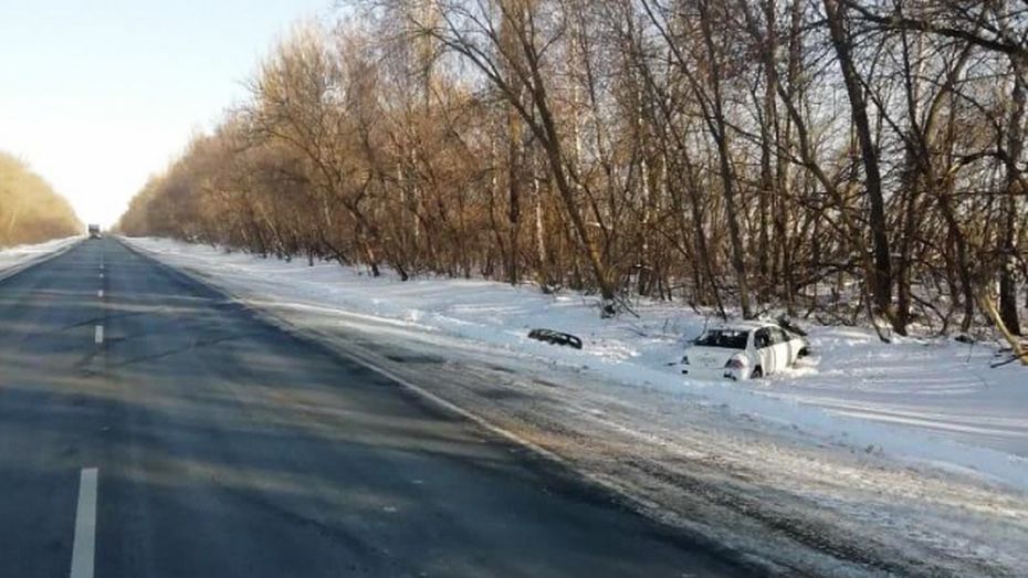 Mitsubishi Lancer вылетел в кювет в Воронежской области: пострадали 2 человека