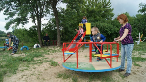 В поворинском селе установили шесть детских площадок