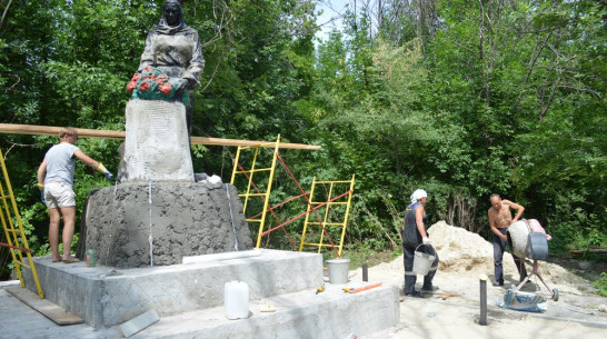 В Эртильском районе приступили к ремонту памятника «Скорбящая мать» 
