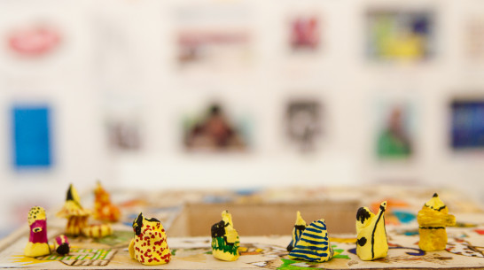 Краснодарские художники показали в Воронеже мир дельфинов и предложили всем желающим создать свои галереи