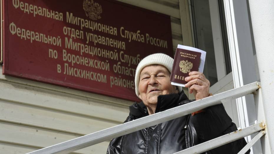 Под Воронежем старушка получила российский паспорт после 20 лет нелегальной жизни