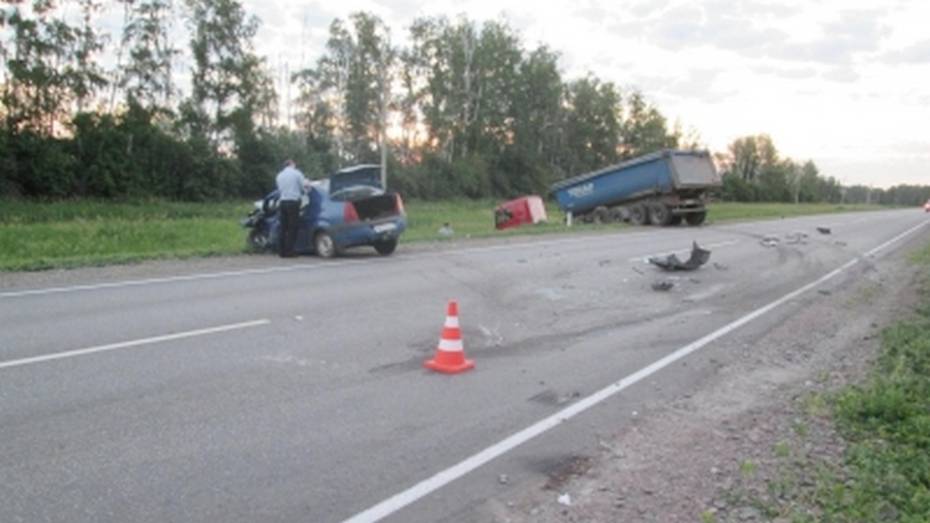Грузовик Mercedes и легковой Renault столкнулись в Воронежской области: один погибший