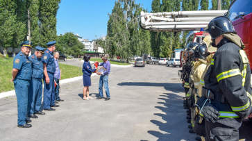 Журналисту РИА «Воронеж» подарили огнетушитель за спасение девочки из горящей квартиры