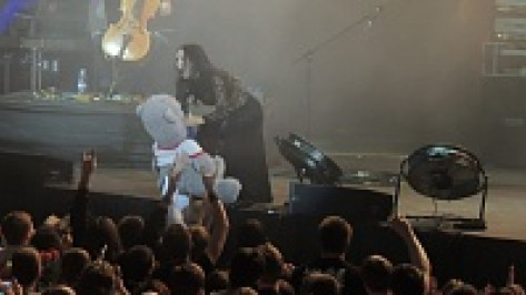 Воронежские поклонники подарили дочке Тарьи Турунен самодельного  зайку и мишку Тедди