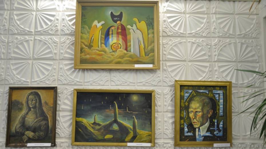 В Павловске открылась выставка художника-сюрреалиста