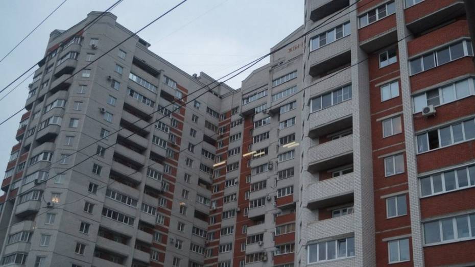 Воронежские спасатели сняли с 17 этажа собиравшуюся покончить с собой девушку