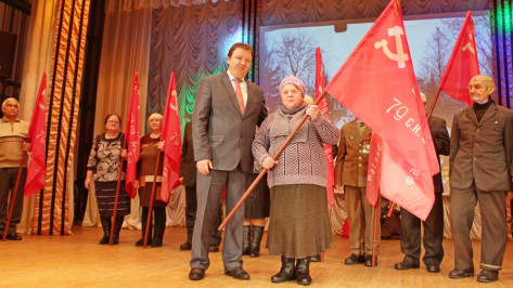 В Подгоренском районе председателям ветеранских организаций вручили копии Знамени Победы