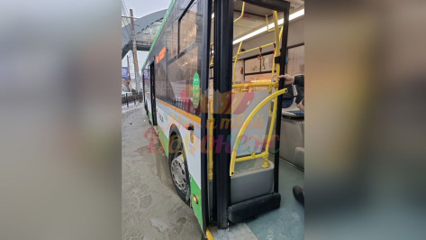 В Воронеже толпа пассажиров выдавила стекло в автобусе