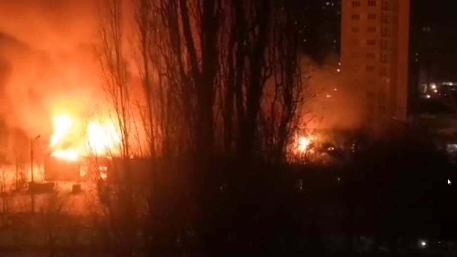 В Советском районе Воронежа сгорели старые военные склады