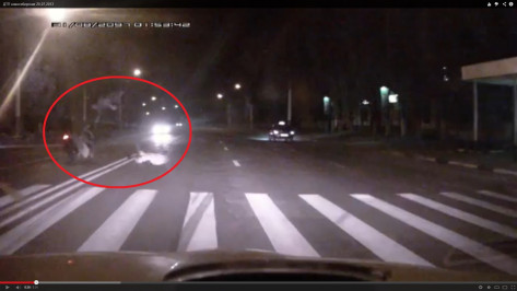 В Сети появилось ВИДЕО аварии на улице Новосибирской: мотоциклист сбил двух пешеходов на переходе