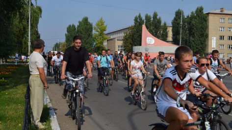 В Россоши 150 велосипедистов проехали 9 км по городским улицам