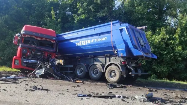 Водитель Volkswagen Touareg погиб в жестком лобовом ДТП с грузовиком в Воронежской области