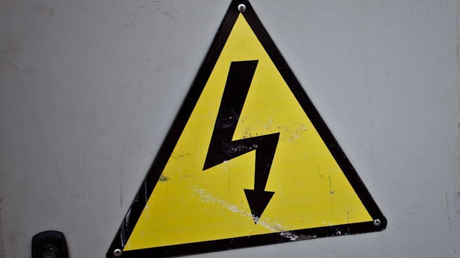 Электрослесарь погиб от удара током на предприятии в Воронежской области