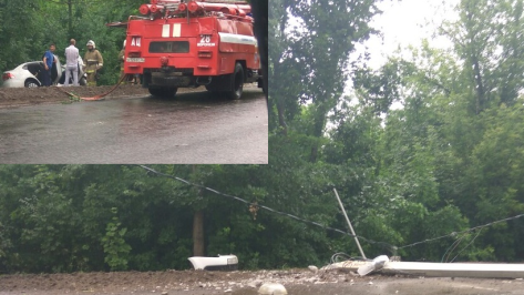 В Воронеже иномарка врезалась в столб: 2 человека пострадали 