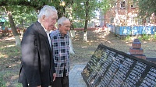В Левой Россоши установили две гранитные плиты с именами погибших во время Великой Отечественной войны
