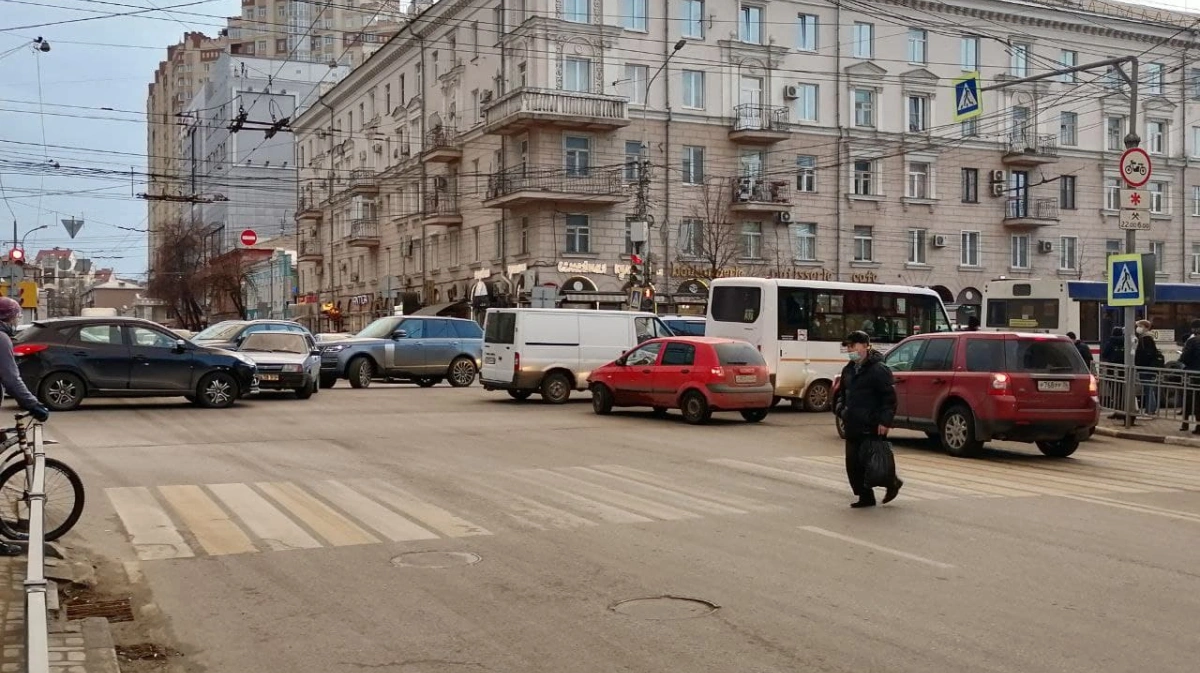 Пр встать. Проспект революции пробка. Авария Воронеж на Московском проспекте сегодня 24.11.2021. Воронеж ДТП ул Плехановская 22 08 2021 г. ДТП Воронеж Плехановская -Фридриха Энгельса 30.08.2021.