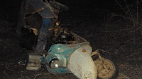 В Бутурлиновском районе на спуске с горы погиб пожилой водитель мотороллера