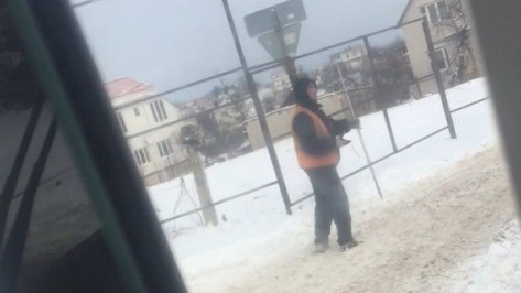 Воронежец снял на видео танцующего дорожника на улице Ломоносова