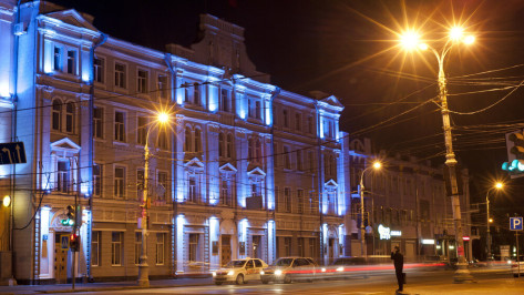 Здания облправительства и мэрии Воронежа подсветили синим 