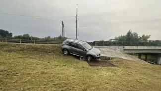 В Воронежской области 76-летний мужчина на Nissan врезался в железобетонную плиту и погиб