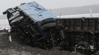 Под Новохоперском «КамАЗ» улетел в кювет