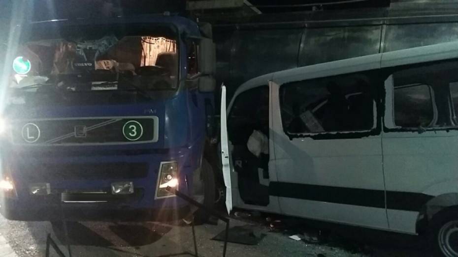 Водитель и 7 пассажирок микроавтобуса пострадали в ДТП под Воронежем