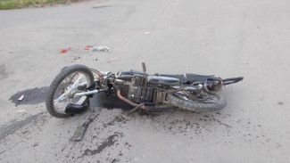 Двое подростков на мопеде врезались в маршрутку в Воронеже