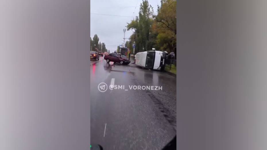 В Воронеже «Газель» влетела во встречный автомобиль и перевернулась: пострадали 2 человека