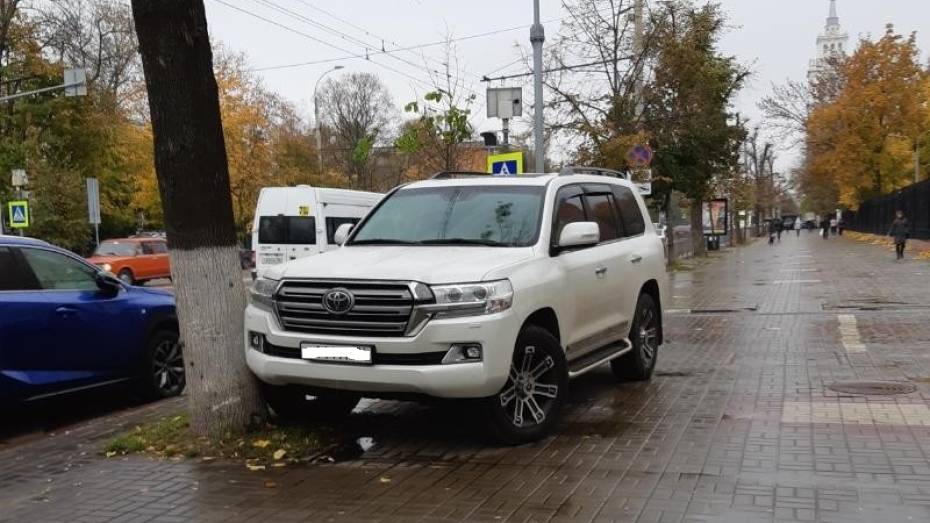 В Воронеже водителя Land Cruiser наказали за парковку на тротуаре