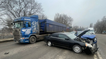 В Воронеже женщина пострадала в столкновении фуры и двух легковушек