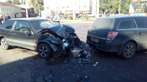 В Воронеже автомобилист повредил 6 машин на Университетской площади