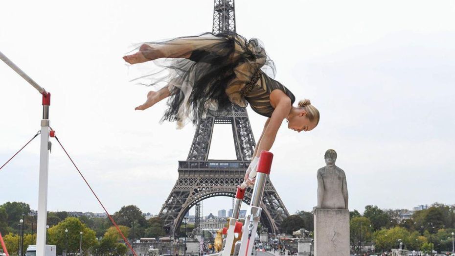 Воронежская гимнастка босиком и в коктейльном платье прошлась по Парижу