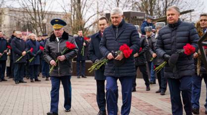 Губернатор Воронежской области Александр Гусев почтил память Героев Отечества