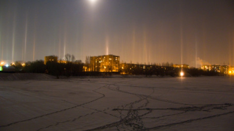 Горожане запечатлели световые столбы в небе над Воронежем